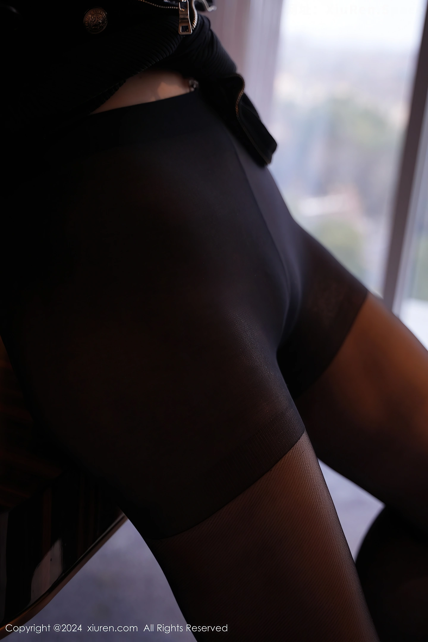 图片[5]-[XiuRen秀人网]VOL.8170 模特蕾蕾醒了没性感黑色收身服饰配超薄黑丝秀丰腴身材诱惑写真80P-秀人网官方网站